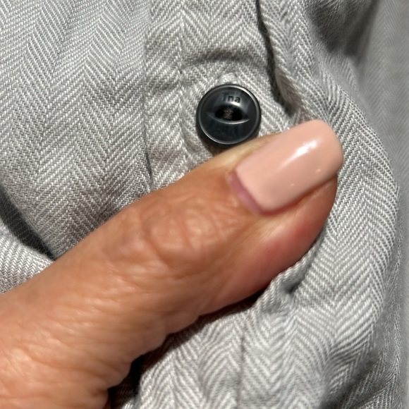 SOLD❗️TNA Relax Light Grey Classic Fit Shirt Size M - Picture 4 of 8